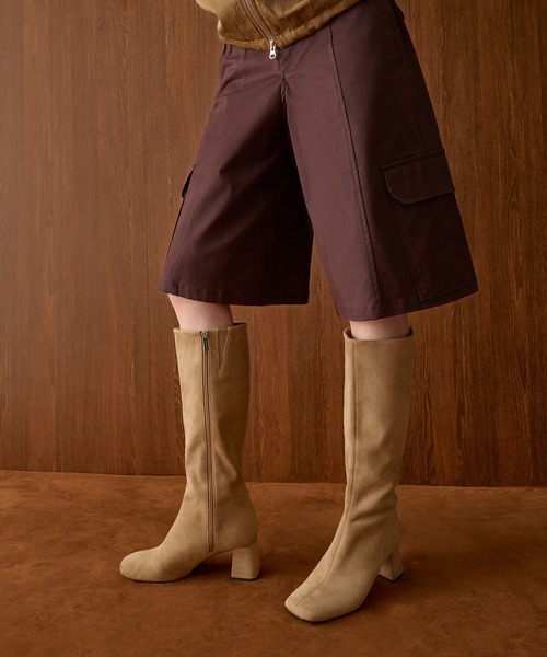 CHARLES & KEITH（チャールズ & キース）の「スクエアトゥ サイドジップニーハイブーツ（ブーツ・レディース・サンドベージュ/ブラック・22.5cm/23cm/23.5cm/24.5cm/25cm/25.5cm）」の2枚目の写真