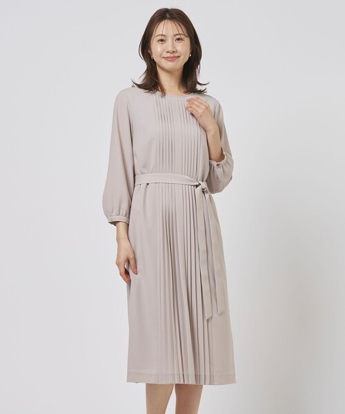 J.PRESS Ladies(J.プレス レディス)の「ノルディス2wayジョーゼット フロントプリーツ ワンピース(ワンピース・レディース・ブラック系/ベージュ系/ネイビー系・S/XS)」の1枚目の写真