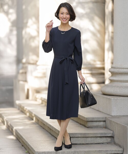 J.PRESS Ladies(J.プレス レディス)の「ノルディス2wayジョーゼット フロントプリーツ ワンピース(ワンピース・レディース・ブラック系/ベージュ系/ネイビー系・S/XS)」の4枚目の写真