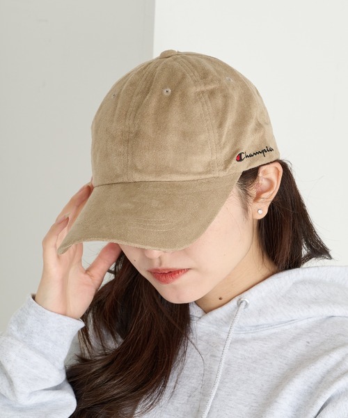 Champion(チャンピオン)の「【Champion】スエード調サイドロゴベースボールキャップ 381-0493(キャップ・レディース・ベージュ/ブラック・FREE)」の1枚目の写真