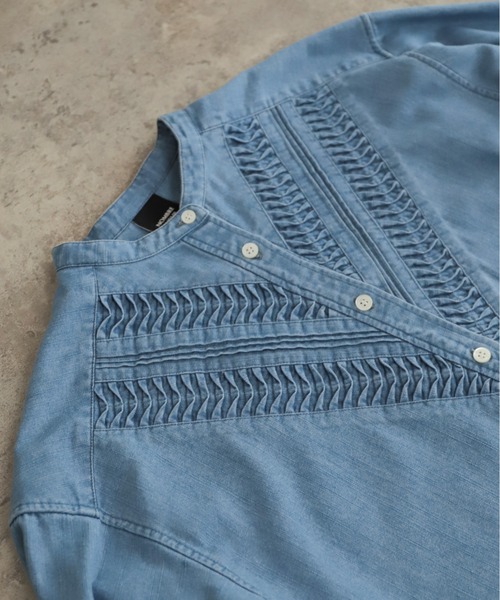 NOMBRE IMPAIR(ノンブルアンペール)の「ねじりピンタックデニム スタンドショートシャツ(シャツ/ブラウス・レディース・ブルー/サックスブルー・FREE)」の3枚目の写真