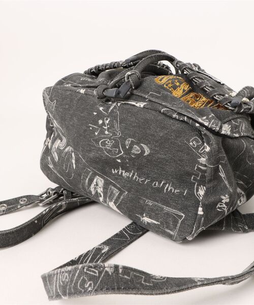 Desigual（デシグアル）の「グラフィティプリント ドローストリングバックパック（バックパック/リュック・レディース・ブラック・FREE）」の2枚目の写真