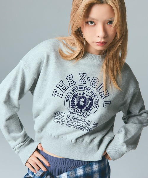 DECORAH COLLEGE ライトブルー スウェット X-girl（エックスガール）の「COLLEGE LOGO COMPACT SWEAT TOP
