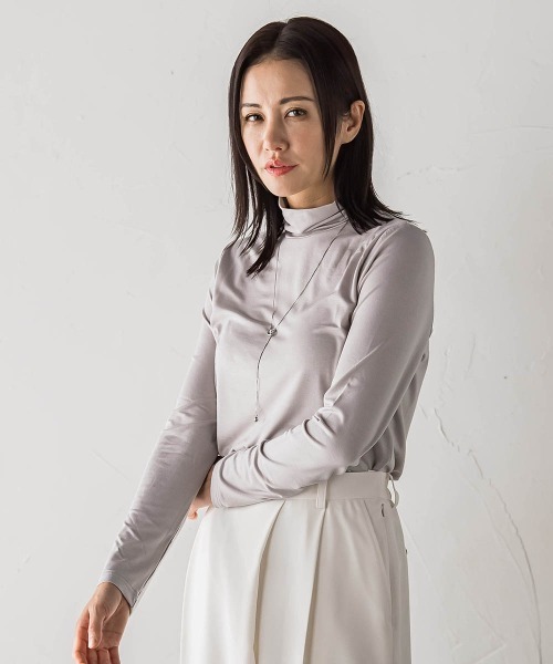 LAUTREAMONT(ロートレアモン)の「【WEB限定】吸湿発熱スムースストレッチタートルカットソー(Tシャツ/カットソー・レディース・ブラウン/ベージュ/ブラック/オフホワイト/ブルー/ライトブルー・9号/11号)」の4枚目の写真