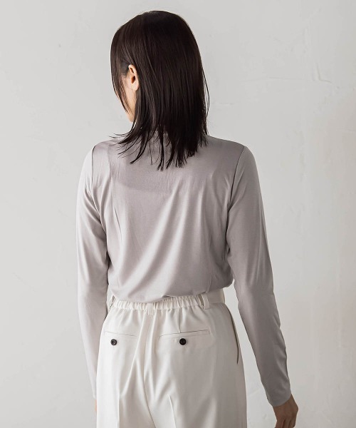 LAUTREAMONT(ロートレアモン)の「【WEB限定】吸湿発熱スムースストレッチタートルカットソー(Tシャツ/カットソー・レディース・ブラウン/ベージュ/ブラック/オフホワイト/ブルー/ライトブルー・9号/11号)」の17枚目の写真