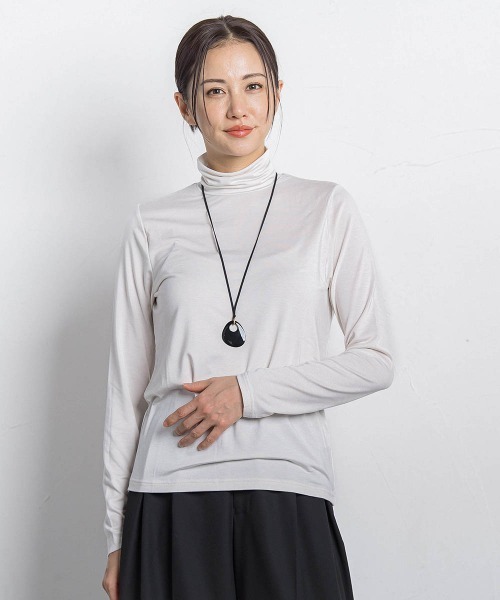 LAUTREAMONT(ロートレアモン)の「【WEB限定】吸湿発熱スムースストレッチタートルカットソー(Tシャツ/カットソー・レディース・ブラウン/ベージュ/ブラック/オフホワイト/ブルー/ライトブルー・9号/11号)」の22枚目の写真