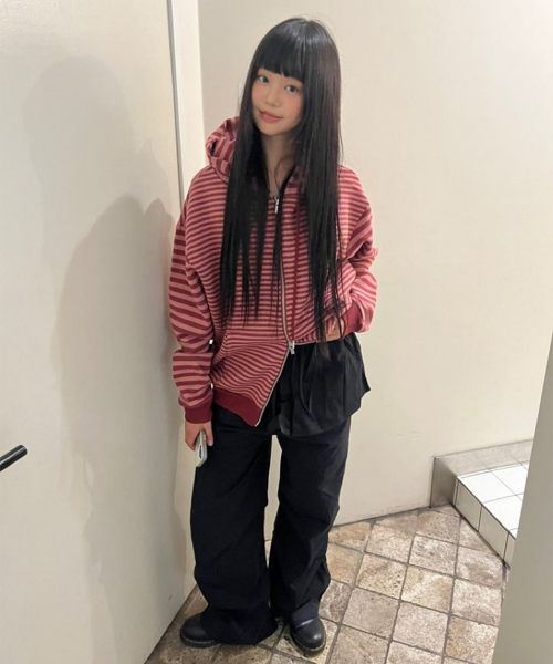 SOME PLACE(サムプレイス)の「ツートンストライプ刺繍プリンティジフードジップアップジャケット _ 3COLOR(パーカー・レディース・ベージュ/ブラック/ピンク・FREE)」の1枚目の写真