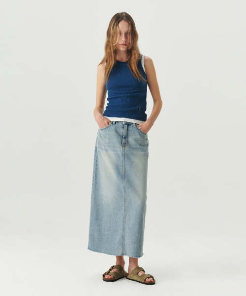 LEVAR(レバー)の「Rear-Slit Denim Long Skirt - Light Blue(スカート・レディース・その他・MEDIUM/SMALL/X-SMALL)」の2枚目の写真