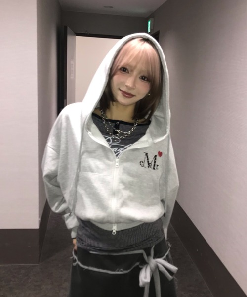 MUCENT(ムセント)の「A'GEM/9 × .kom 『MUCENT/ムセント』 LOVRITS MINI HEART LOGO HOOD ZIP-UP / ラブリッツミニハート ロゴ フード ジップアップ(パーカー・レディース・ブラック/グレー・1/FREE)」の3枚目の写真
