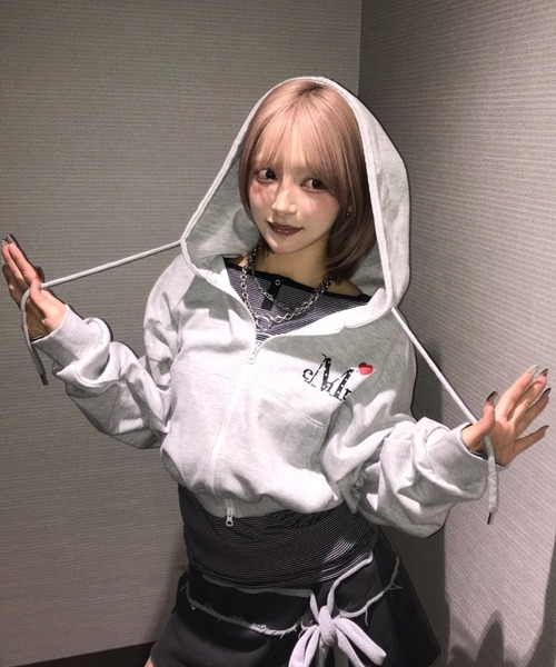 MUCENT(ムセント)の「A'GEM/9 × .kom 『MUCENT/ムセント』 LOVRITS MINI HEART LOGO HOOD ZIP-UP / ラブリッツミニハート ロゴ フード ジップアップ(パーカー・レディース・ブラック/グレー・1/FREE)」の6枚目の写真