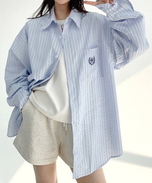 SHEENA(シーナ)の「ワンポイント刺繍ゆったりストライプシャツ(シャツ/ブラウス・レディース・サックスブルー・M)」の2枚目の写真