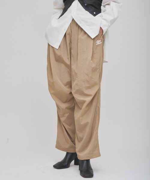 UMBRO(アンブロ)の「【umbro×Whim Gazette】 トラックパンツ(その他パンツ・レディース・ベージュ/グレー・FREE)」の1枚目の写真