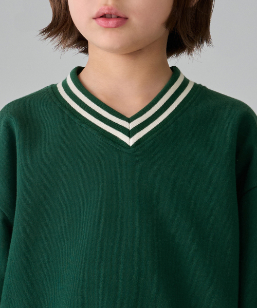 MUSINSA STANDARD KIDS（ムシンサスタンダードキッズ）の「オーバーサイズプレッピーVネックスウェットシャツ[ディープグリーン]（スウェット・レディース・その他・160/100/110/120/130/140/150）」の4枚目の写真