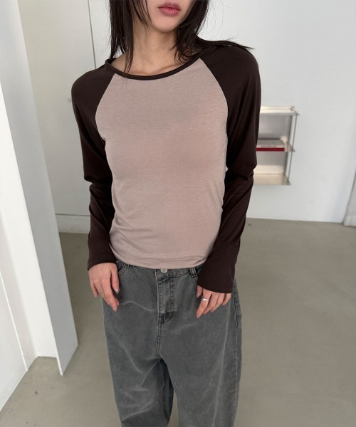 4INT.(フォイント)の「バイカラー ラグランスリーブ 長袖 Tシャツ(Tシャツ/カットソー・レディース・ブラック/レッド/ブラウン/ネイビー・FREE)」の6枚目の写真