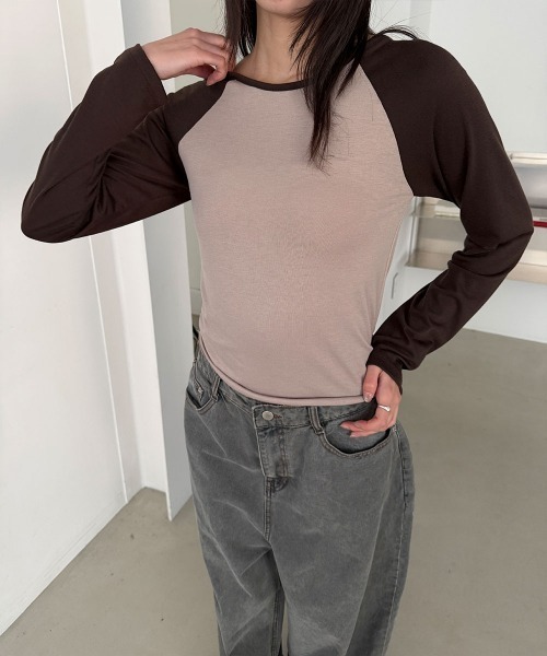 4INT.(フォイント)の「バイカラー ラグランスリーブ 長袖 Tシャツ(Tシャツ/カットソー・レディース・ブラック/レッド/ブラウン/ネイビー・FREE)」の8枚目の写真