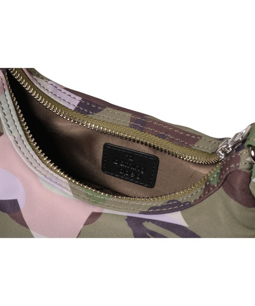 A BATHING APE（アベイシングエイプ）の「STA OVER PRINT 1ST CAMO QUILTING MOON SHAPE BAG（ショルダーバッグ・レディース・グリーン/イエロー・FREE）」の9枚目の写真