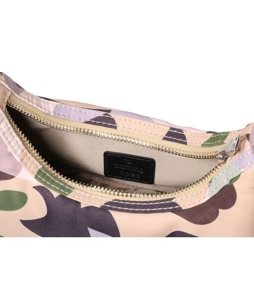 A BATHING APE（アベイシングエイプ）の「STA OVER PRINT 1ST CAMO QUILTING MOON SHAPE BAG（ショルダーバッグ・レディース・グリーン/イエロー・FREE）」の10枚目の写真