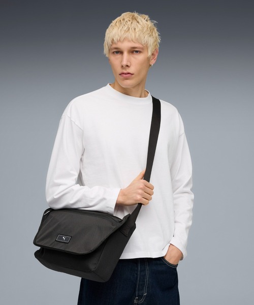 PUMA(プーマ)の「PUMA プーマ ユニセックス プーマ デッキ メッセンジャーバック 5L(メッセンジャーバッグ・メンズ・ブラック・フリー)」の1枚目の写真