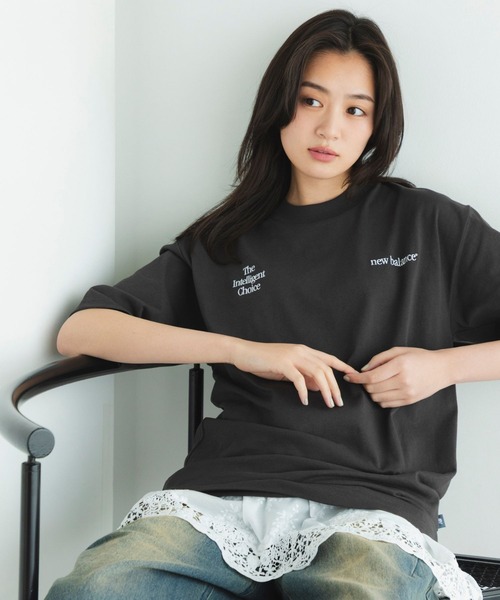 NEW BALANCE(ニューバランス)の「Linear Logo T-Shirt(Tシャツ/カットソー・レディース・スミクロ/ダークグリーン/ホワイト・XX-LARGE/X-LARGE/MEDIUM/SMALL/LARGE)」の1枚目の写真