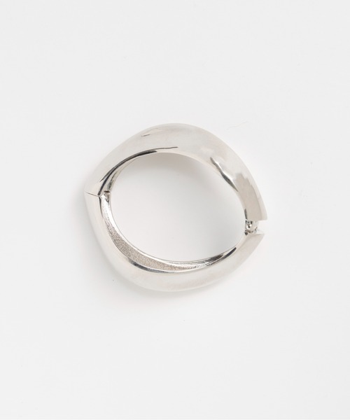MAISON SPECIAL(メゾンスペシャル)の「Irregular shape bangle/変形ボリュームバングル(バングル/リストバンド・レディース・シルバー/ゴールド・FREE)」の2枚目の写真