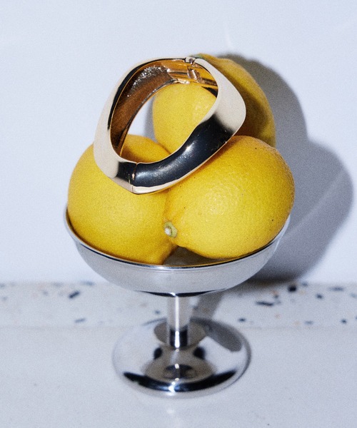 MAISON SPECIAL(メゾンスペシャル)の「Irregular shape bangle/変形ボリュームバングル(バングル/リストバンド・レディース・シルバー/ゴールド・FREE)」の1枚目の写真