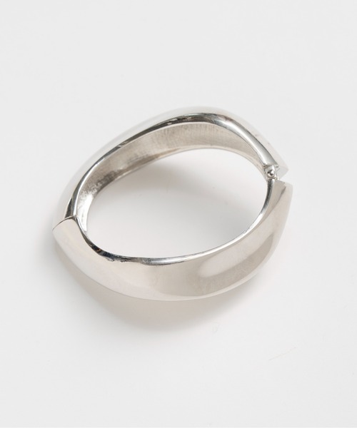 MAISON SPECIAL(メゾンスペシャル)の「Irregular shape bangle/変形ボリュームバングル(バングル/リストバンド・レディース・シルバー/ゴールド・FREE)」の5枚目の写真