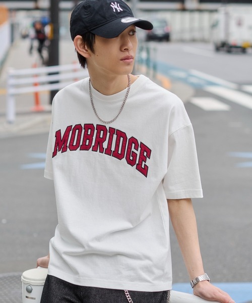 WEGO(ウィゴー)の「WEGO/【26年春夏新作】アクセ付キグラフィックT(Tシャツ/カットソー・メンズ・スミクロ/ブラウン/ホワイト・MEDIUM/LARGE)」の2枚目の写真