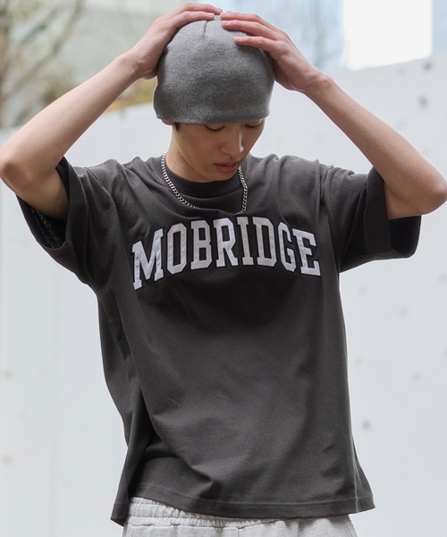 WEGO(ウィゴー)の「WEGO/【26年春夏新作】アクセ付キグラフィックT(Tシャツ/カットソー・メンズ・スミクロ/ブラウン/ホワイト・MEDIUM/LARGE)」の1枚目の写真