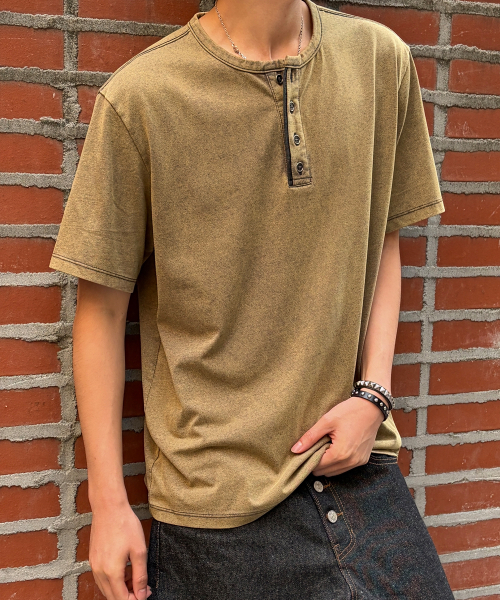 KICHUL(キチョル)の「Military Salt Henley T-shirt (Washed Brown)(Tシャツ/カットソー・レディース・その他・SMALL/MEDIUM/LARGE)」の1枚目の写真