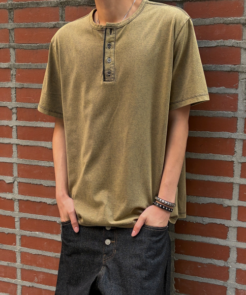 KICHUL(キチョル)の「Military Salt Henley T-shirt (Washed Brown)(Tシャツ/カットソー・レディース・その他・SMALL/MEDIUM/LARGE)」の2枚目の写真