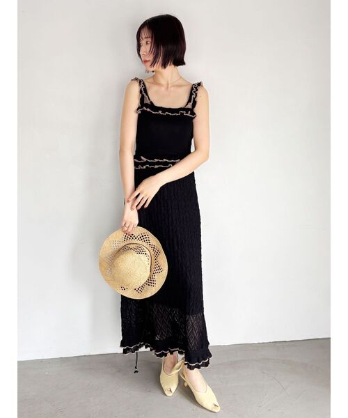LAGUNAMOON(ラグナムーン)の「フリルバイカラーニットワンピース 【夏服】(ワンピース・レディース・ブラック/ベージュ/カーキ・MEDIUM/SMALL)」の4枚目の写真