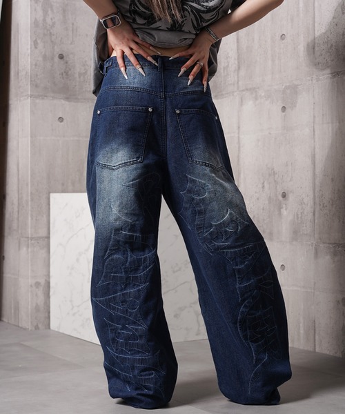 1111clothing(ワンフォークロージング)の「シャイニーデニム エンボス バレルバギーパンツ / Shiny Denim Embossed Barrel Baggy Pants(デニムパンツ・メンズ・ブラック/サックスブルー/ネイビー・XL/L/M)」の2枚目の写真