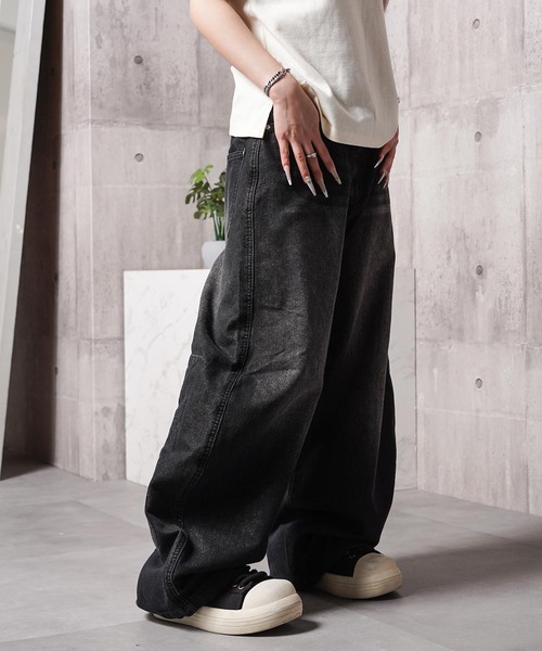 1111clothing(ワンフォークロージング)の「シャイニーデニム エンボス バレルバギーパンツ / Shiny Denim Embossed Barrel Baggy Pants(デニムパンツ・メンズ・ブラック/サックスブルー/ネイビー・XL/L/M)」の11枚目の写真