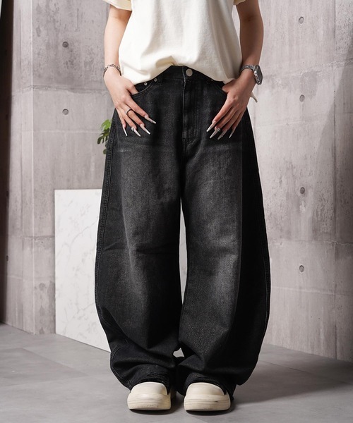 1111clothing(ワンフォークロージング)の「シャイニーデニム エンボス バレルバギーパンツ / Shiny Denim Embossed Barrel Baggy Pants(デニムパンツ・メンズ・ブラック/サックスブルー/ネイビー・XL/L/M)」の7枚目の写真