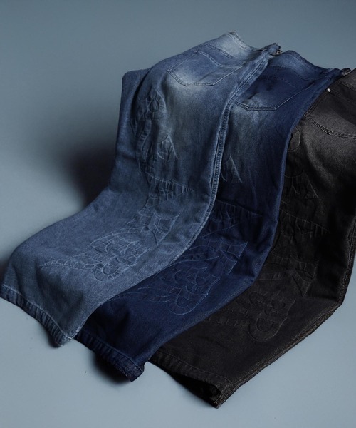1111clothing(ワンフォークロージング)の「シャイニーデニム エンボス バレルバギーパンツ / Shiny Denim Embossed Barrel Baggy Pants(デニムパンツ・メンズ・ブラック/サックスブルー/ネイビー・XL/L/M)」の4枚目の写真