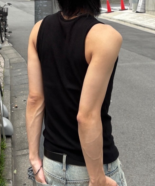 Never mind the XU / Chikashitsu+（ネバーマインド ザ エックスユー / チカシツプラス）の「【nmtc+】tight tank top (3color) / 【エヌエムティーシープラス】タイトタンクトップ（タンクトップ・メンズ・アイボリー/グレー/ブラック・ONE SIZE）」の10枚目の写真