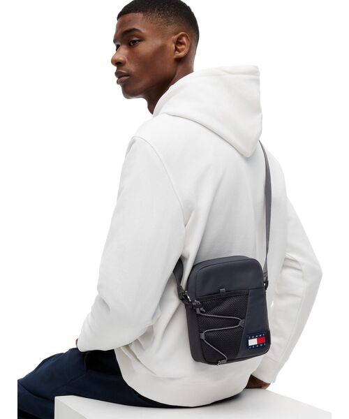 tommy jeans(トミー ジーンズ)の「アウトドアショルダーバッグ(ボディバッグ/ウエストポーチ・メンズ・ブラック・FREE)」の2枚目の写真