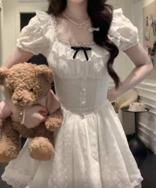 LUCPY(ラクピー)の「リボンレースパフスリーブミニワンピース(ワンピース・レディース・ホワイト・X-LARGE/LARGE/MEDIUM/SMALL)」の2枚目の写真