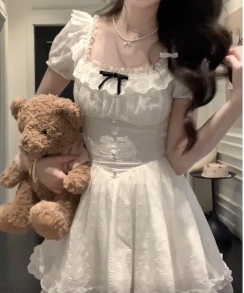 LUCPY(ラクピー)の「リボンレースパフスリーブミニワンピース(ワンピース・レディース・ホワイト・X-LARGE/LARGE/MEDIUM/SMALL)」の4枚目の写真
