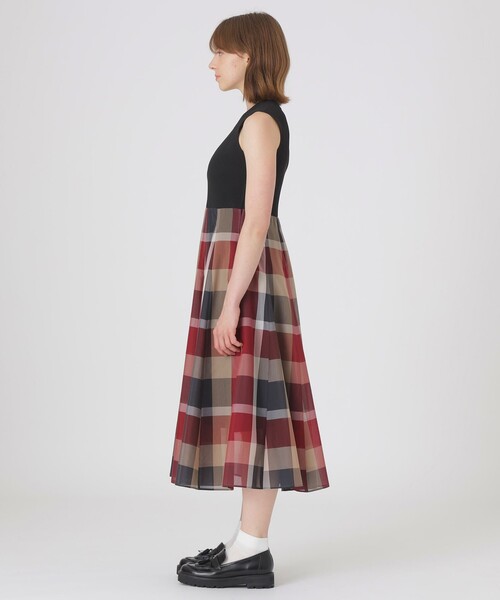 BLUE LABEL CRESTBRIDGE（ブルーレーベルクレストブリッジ）の「クレストブリッジチェックシアーボイルニットコンビドレス（ワンピース・レディース・パープル系その他4/レッド・38/40/36）」の3枚目の写真