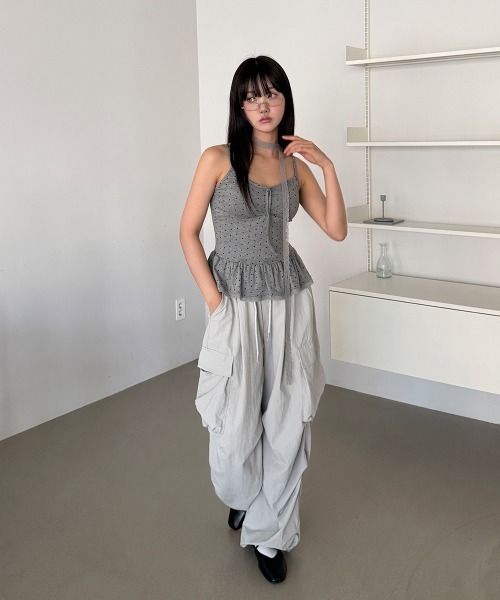 4INT.(フォイント)の「【UNISEX】裾ドロスト ナイロン バンディング カーゴ ワイド パンツ(カーゴパンツ・レディース・グレー/ブラック/チャコール・FREE)」の2枚目の写真