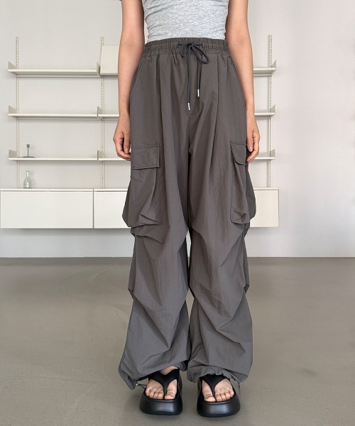 4INT.(フォイント)の「【UNISEX】裾ドロスト ナイロン バンディング カーゴ ワイド パンツ(カーゴパンツ・レディース・グレー/ブラック/チャコール・FREE)」の3枚目の写真