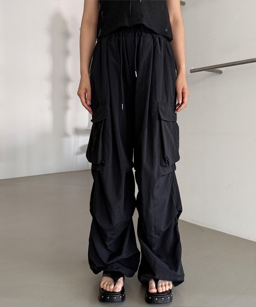 4INT.(フォイント)の「【UNISEX】裾ドロスト ナイロン バンディング カーゴ ワイド パンツ(カーゴパンツ・レディース・グレー/ブラック/チャコール・FREE)」の1枚目の写真