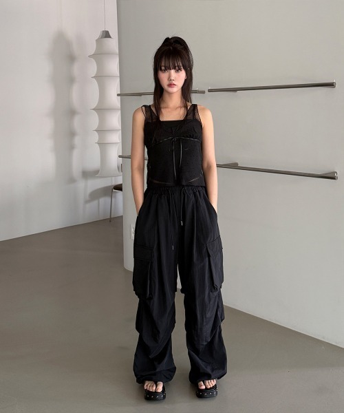 4INT.(フォイント)の「【UNISEX】裾ドロスト ナイロン バンディング カーゴ ワイド パンツ(カーゴパンツ・レディース・グレー/ブラック/チャコール・FREE)」の4枚目の写真