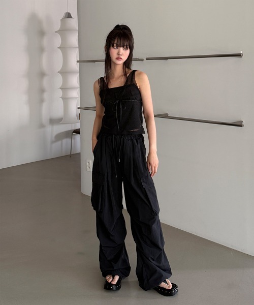 4INT.(フォイント)の「【UNISEX】裾ドロスト ナイロン バンディング カーゴ ワイド パンツ(カーゴパンツ・レディース・グレー/ブラック/チャコール・FREE)」の5枚目の写真