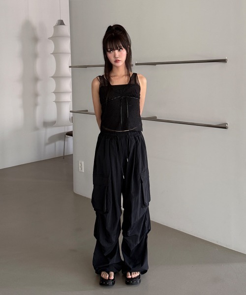 4INT.(フォイント)の「【UNISEX】裾ドロスト ナイロン バンディング カーゴ ワイド パンツ(カーゴパンツ・レディース・グレー/ブラック/チャコール・FREE)」の6枚目の写真