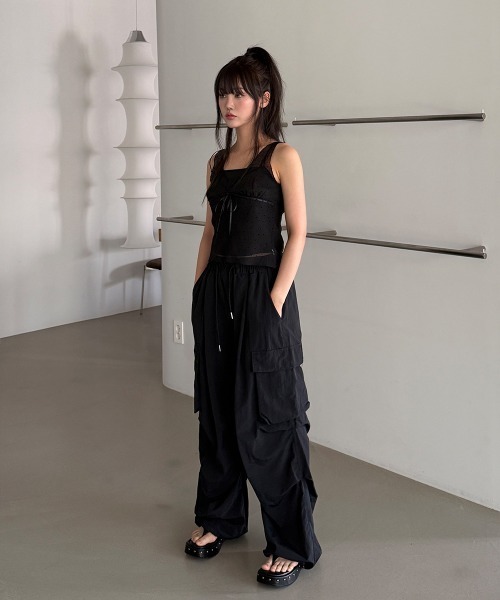 4INT.(フォイント)の「【UNISEX】裾ドロスト ナイロン バンディング カーゴ ワイド パンツ(カーゴパンツ・レディース・グレー/ブラック/チャコール・FREE)」の7枚目の写真