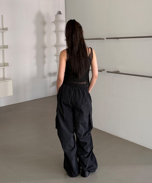 4INT.(フォイント)の「【UNISEX】裾ドロスト ナイロン バンディング カーゴ ワイド パンツ(カーゴパンツ・レディース・グレー/ブラック/チャコール・FREE)」の8枚目の写真