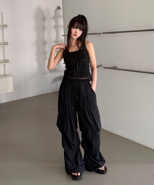 4INT.(フォイント)の「【UNISEX】裾ドロスト ナイロン バンディング カーゴ ワイド パンツ(カーゴパンツ・レディース・グレー/ブラック/チャコール・FREE)」の9枚目の写真