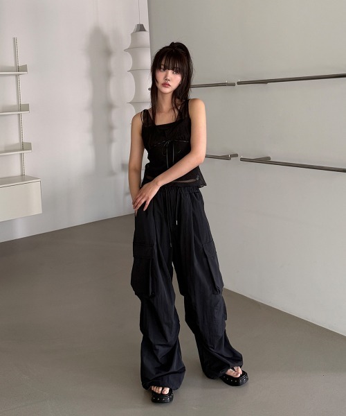 4INT.(フォイント)の「【UNISEX】裾ドロスト ナイロン バンディング カーゴ ワイド パンツ(カーゴパンツ・レディース・グレー/ブラック/チャコール・FREE)」の10枚目の写真